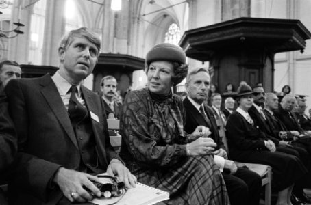 Beatrix (l) en Korthals Altes (Just.) bij openingszitt congres 100 jaar Wetboe, Bestanddeelnr 933-7485