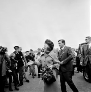 Beatrix en Claus bezoeken Friesland, ontvangst Beatrix en Claus, Bestanddeelnr 927-1769