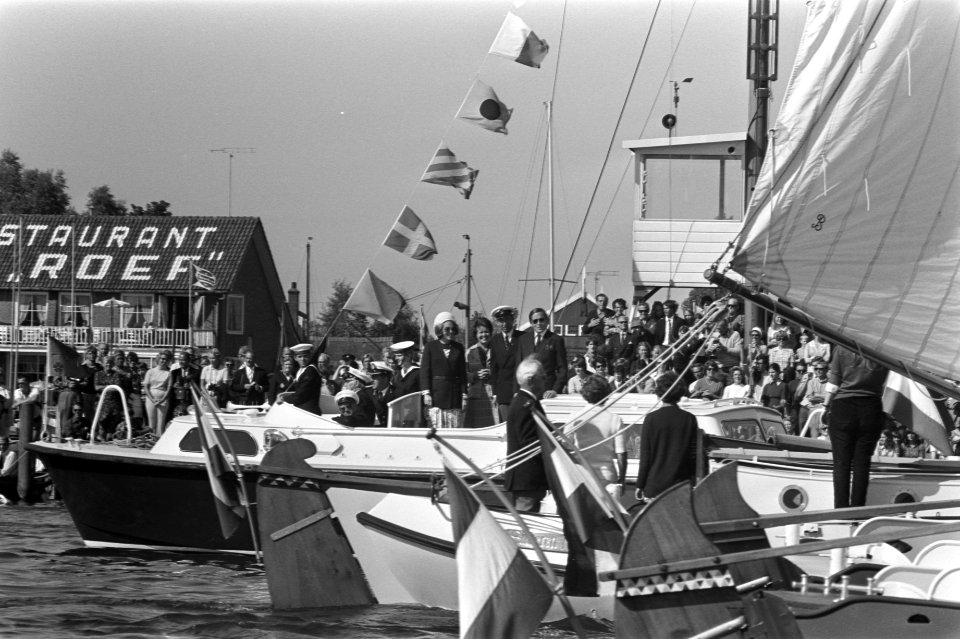 Beatrix en Claus bij vlootschouw te Loosdrecht, Bestanddeelnr 925-8203