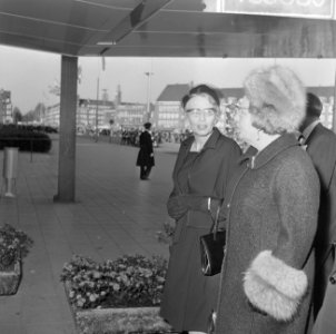 Beatrix en Claus en auto bij RAI, koningin Juliana bij RAI, Bestanddeelnr 918-8680