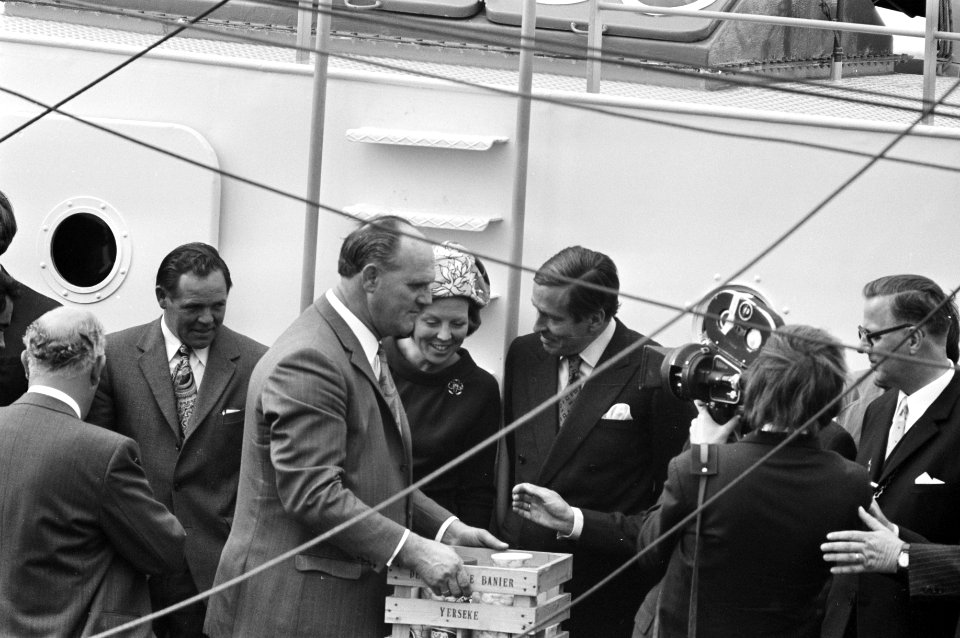 Beatrix en Claus brengen driedaags werkbezoek aan Zeeland vaartocht richting Oos, Bestanddeelnr 925-9131