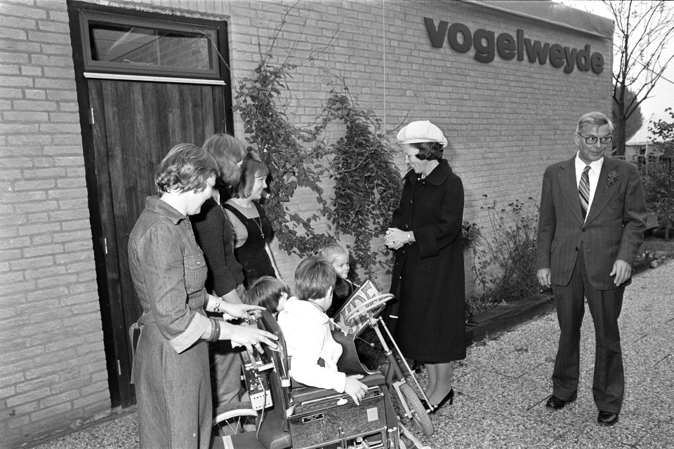 Beatrix opent Vogelweyde, gebouw van de stichting tot hulp aan spastische patien, Bestanddeelnr 928-8181