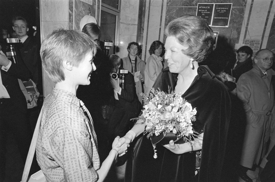 Beatrix en Claus bij internationaal balletgala bij aankomst bloemen van Hilde M, Bestanddeelnr 933-2558