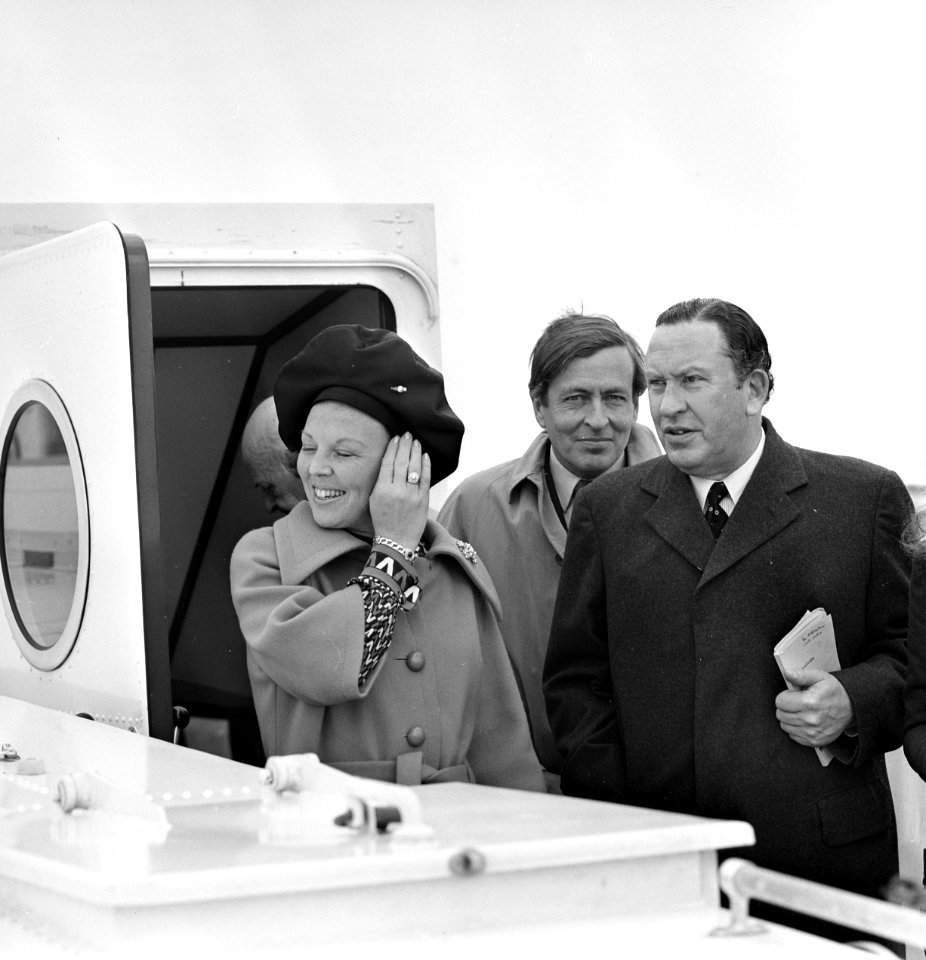 Beatrix en Claus bezoeken Friesland, Beatrix op boot zwaaiend, Bestanddeelnr 927-1772