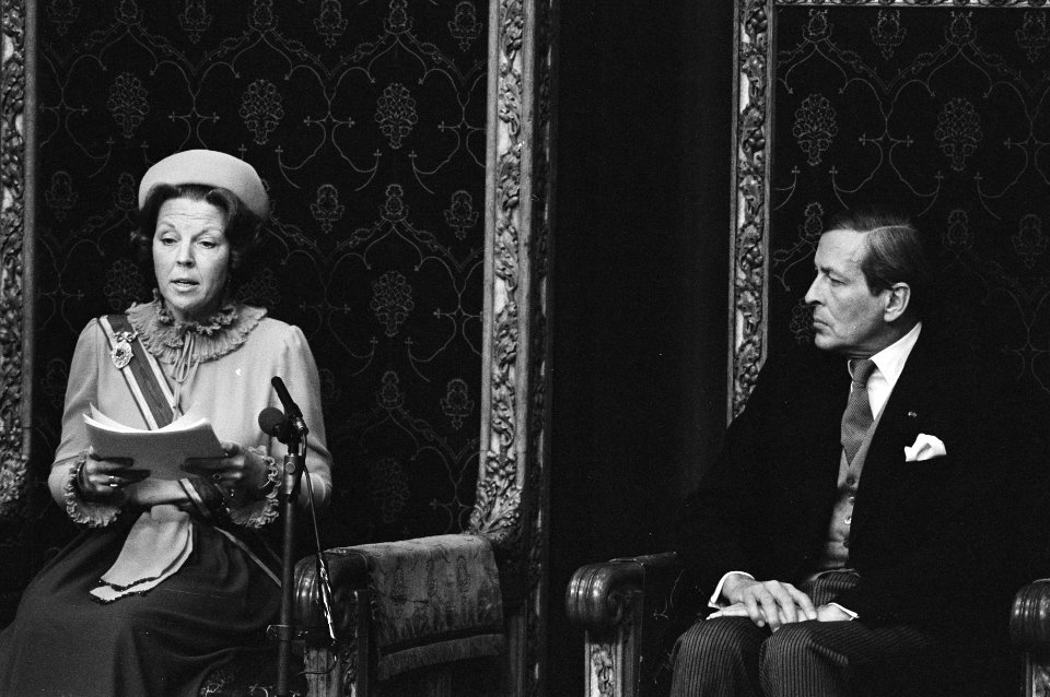 Beatrix leest de troonrede voor, links Claus, Bestanddeelnr 931-6838