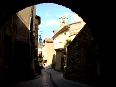Beauchastel (Ardèche, Fr) ruelle avec église photo
