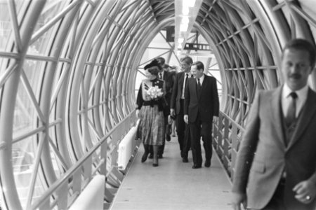 Beatrix opent het nieuwe Ministerie van O&W in Zoetermeer Beatrix en Deetman lo, Bestanddeelnr 933-2016