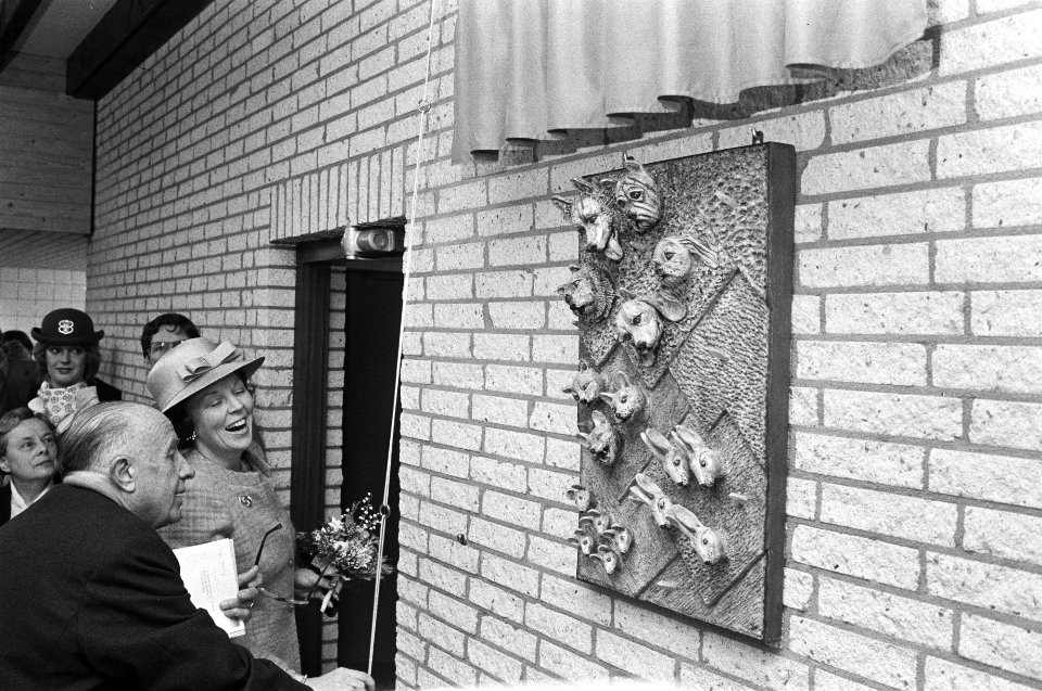 Beatrix opent het Haagse Dierencentrum in Den Haag . Beatrix onthult een kunstwe, Bestanddeelnr 932-0625