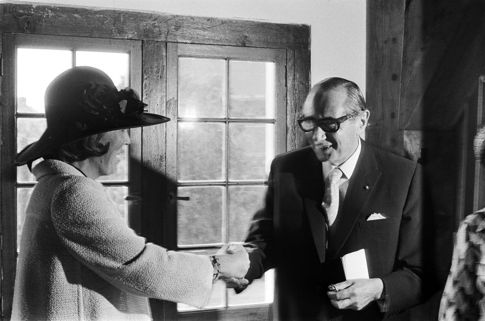 Beatrix schudt een aanwezige de hand, Bestanddeelnr 928-1158