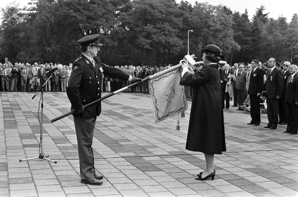 Beatrix reikt in Nunspeet het verzetsherdenkingskruis aan Regiment Stoottroepen , Bestanddeelnr 932-3029