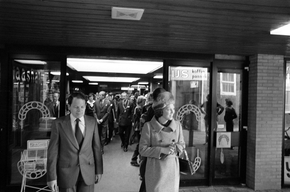 Beatrix op weg naar aanbieding koektrommel, Bestanddeelnr 929-1241