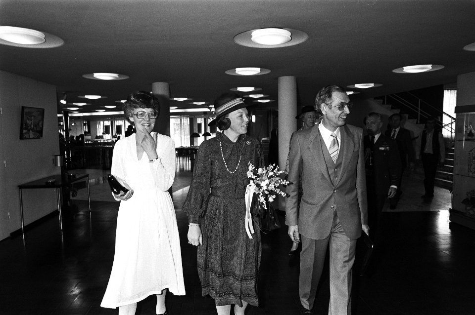 Beatrix woonde in Utrecht presentatie ICODO bij door telex in werking te stellen werd tekst zichtbaar, Beatrix met Van der Hooft, Bestanddeelnr 931-4587