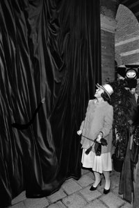 Beatrix tijdens de onthulling, Bestanddeelnr 931-7677