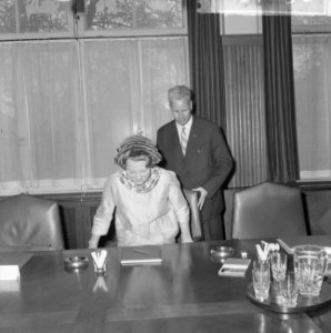 Beatrix vergadering van de vakcentrales bijgewoond in PC Hooftstraat te Amsterda, Bestanddeelnr 915-7190