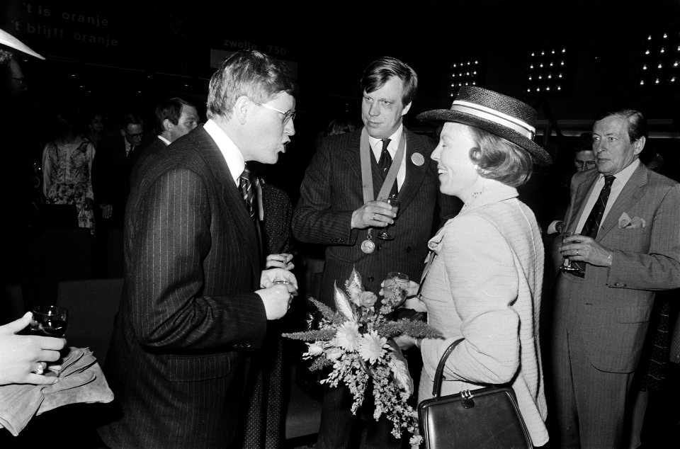 Beatrix en Claus wonen gedeelte Oranje congres van Fed.van Oranjeverenigingen in, Bestanddeelnr 930-8205
