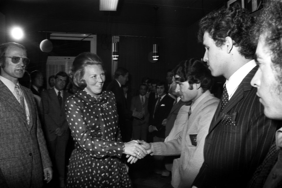 Beatrix en Claus spreken met gastwerknemers uit Marokko en Turkije te Amersfoort, Bestanddeelnr 925-8255