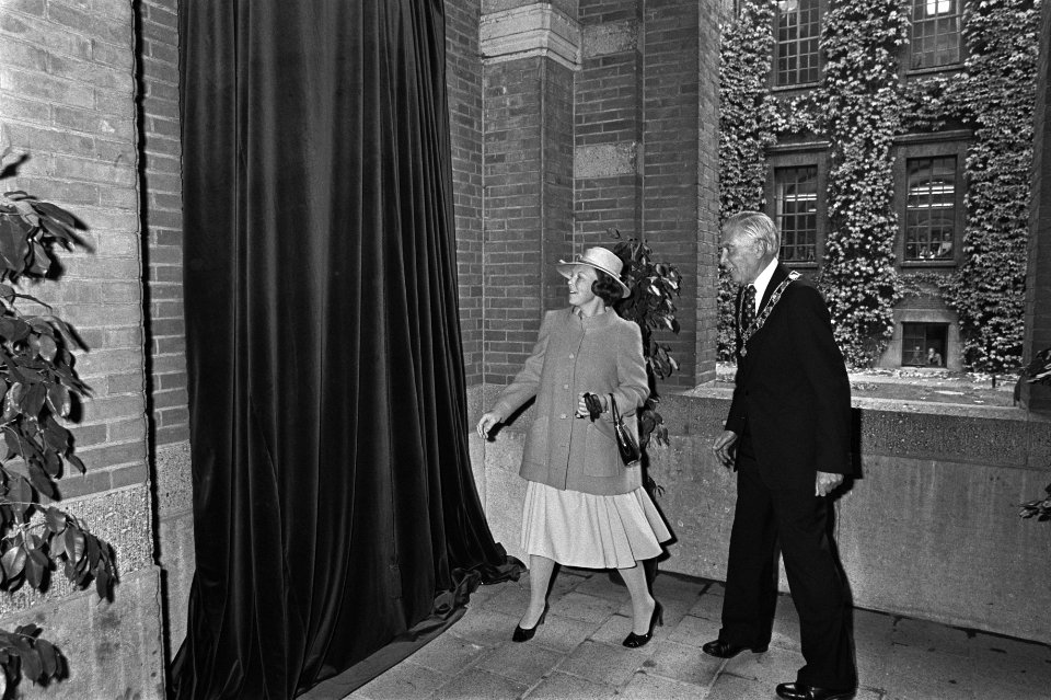 Beatrix tijdens de onthulling, naast haar loco-burgemeester J.G. van der Ploeg, Bestanddeelnr 931-7676