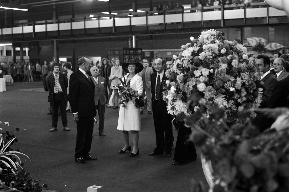 Beatrix en Claus openen Bloemenveilinggebouw te Aalsmeer, Bestanddeelnr 925-8781