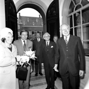 Beatrix onthult schilderij voorstellende het portret van koningin Juliana in Twe, Bestanddeelnr 927-1570