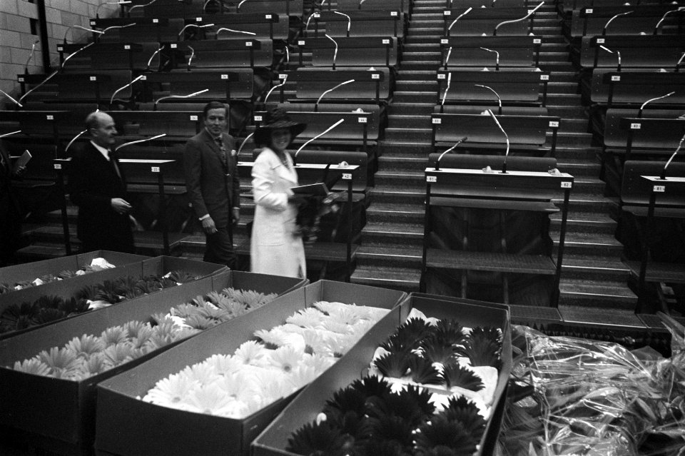 Beatrix en Claus openen Bloemenveilinggebouw te Aalsmeer, Bestanddeelnr 925-8782