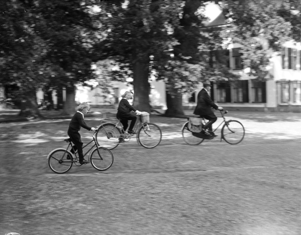 Beatrix en Irene tijdens fietstochtje, Bestanddeelnr 901-9090