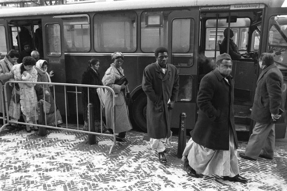 Beatrix en Claus op weg naar nieuwjaarsreceptie van corps diplomatique in Paleis, Bestanddeelnr 933-8598