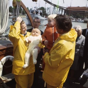 Beatrix en Claus met Willem Alexander en Johan Friso aan boord van de Groene D, Bestanddeelnr 254-8509
