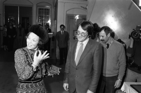 Beatrix slaat ook eerste nieuwe guldens in Rijksmunt te Utrecht laat de eerste n, Bestanddeelnr 931-9132