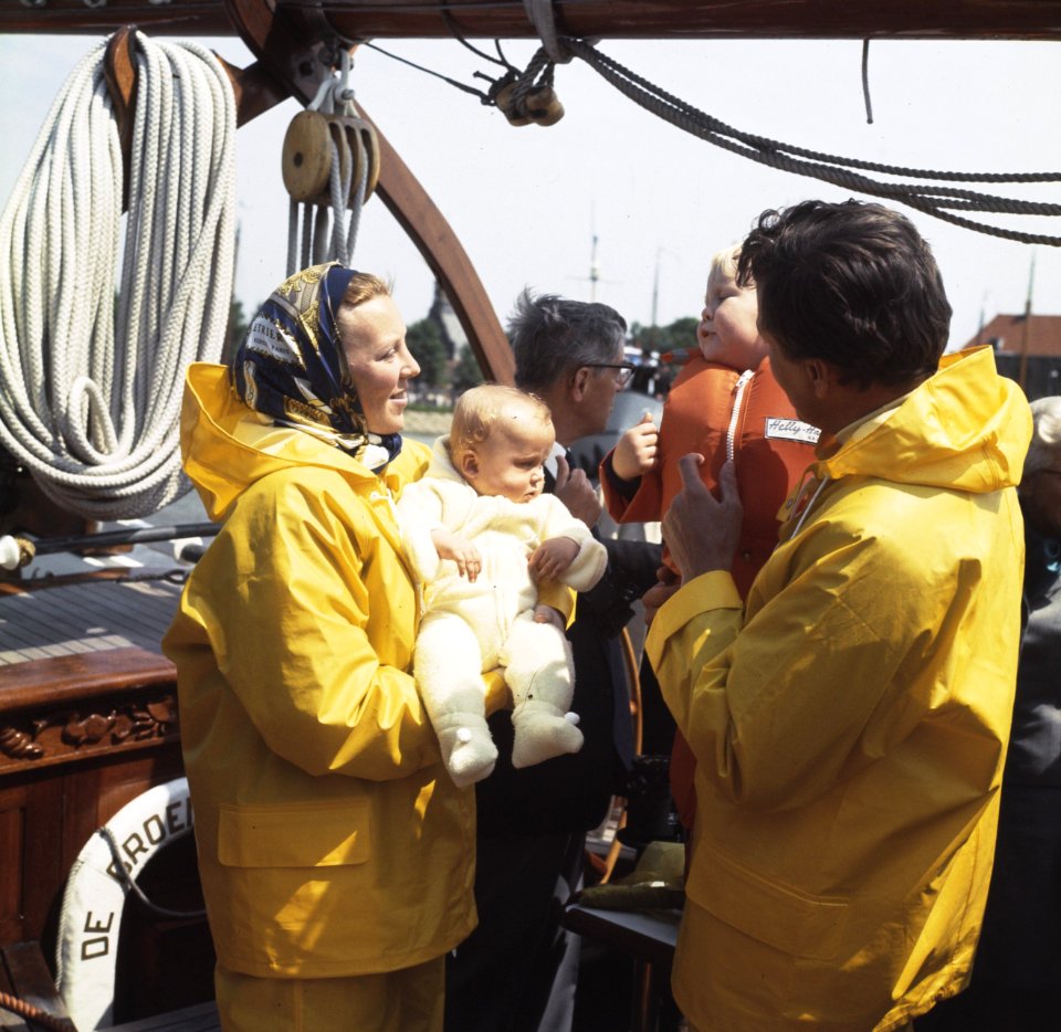 Beatrix en Claus met Willem Alexander en Johan Friso aan boord van de Groene D, Bestanddeelnr 254-8507
