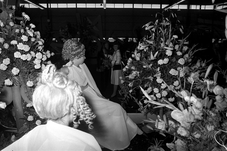 Beatrix en Claus openen Bloemenveilinggebouw te Aalsmeer, Beatrix tijdens rondle, Bestanddeelnr 925-8774