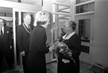 Beatrix tijdens de rondgang in gesprek met een van de bejaarden, Bestanddeelnr 925-5593