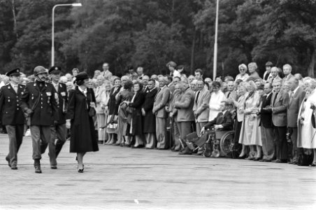 Beatrix reikt in Nunspeet het verzetsherdenkingskruis aan het Regiment Stoottroe, Bestanddeelnr 932-3032