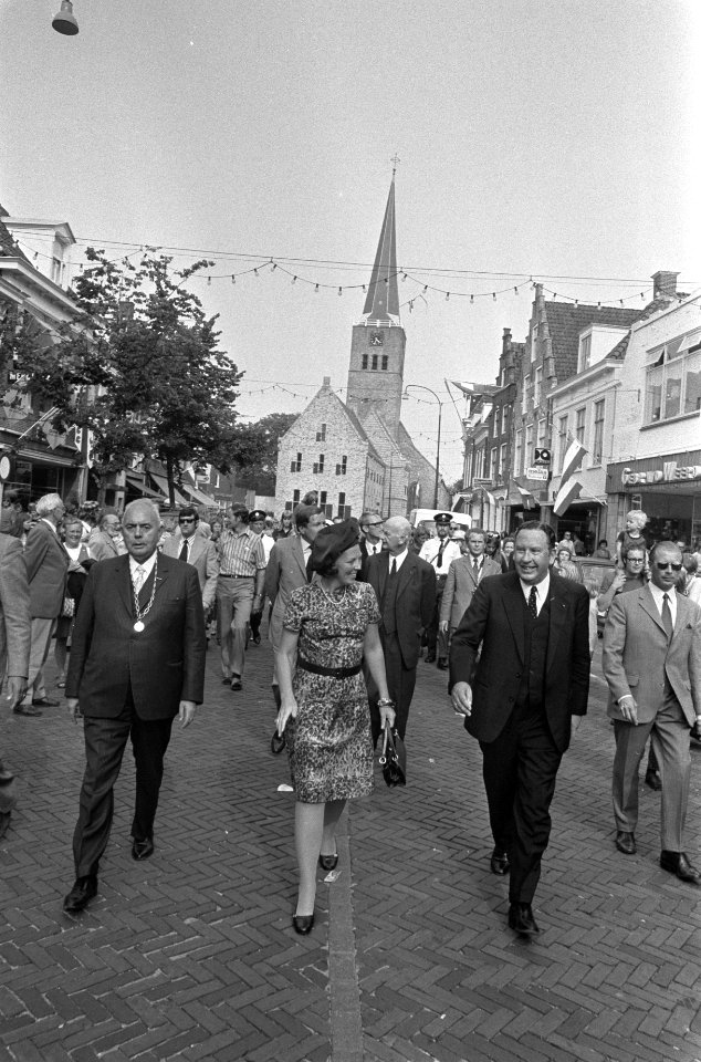 Beatrix en Claus in Franeker bij kaatswedstrijden, Beatrix en Claus wandelen doo, Bestanddeelnr 926-5850