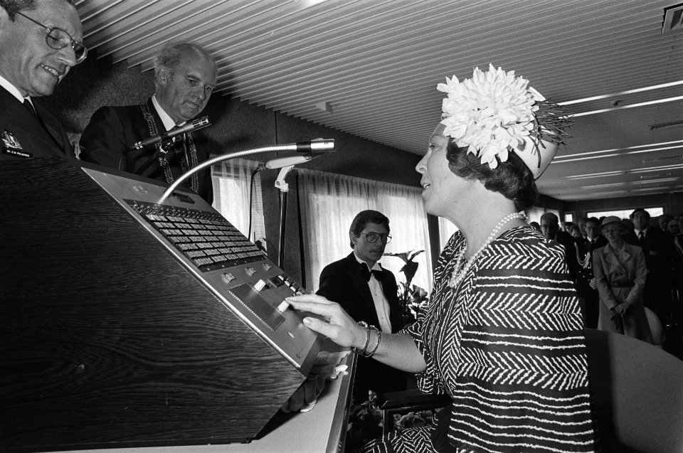 Beatrix verrichte opening via gekoppel mobilofoonportofoonnet, Bestanddeelnr 931-0042