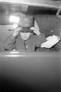 Beatrix en Claus met kinderen naar Lech, Willem Alexander met pet, Bestanddeelnr 925-4257