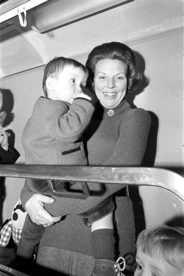 Beatrix en Claus met kinderen naar Lech, Beatrix met kinderen in de trein, Bestanddeelnr 925-4256