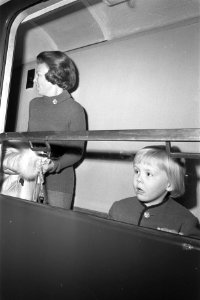 Beatrix en Claus met kinderen naar Lech, Beatrix met kinderen in de trein, Bestanddeelnr 925-4252