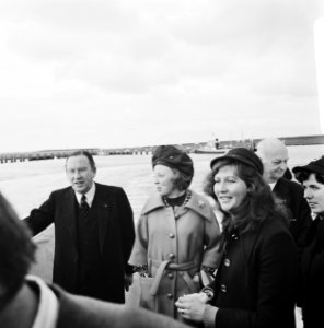 Beatrix en Claus bezoeken Friesland, Beatrix op boot zwaaiend, Bestanddeelnr 927-1773