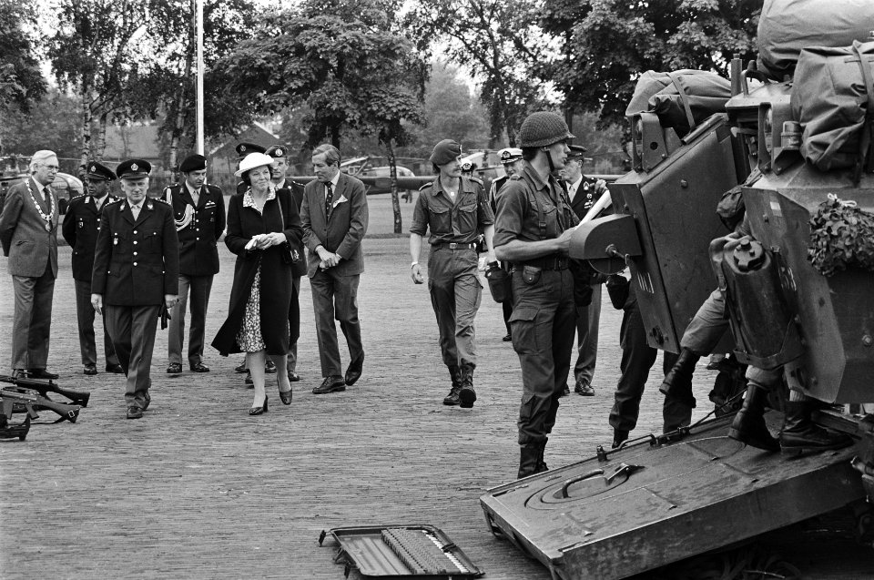Beatrix en Claus brengen bezoek aan het Commando Koninklijke Landmacht te Harderwijk Beatrix en Claus bekijken bevoorraden van tank, Bestanddeelnr 931-5624