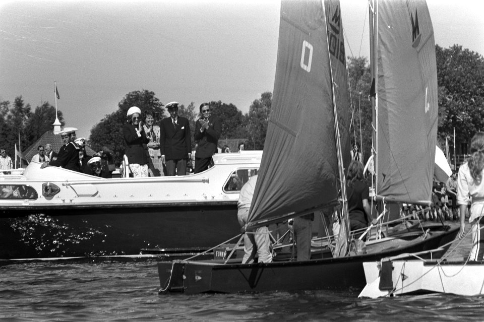 Beatrix en Claus bij vlootschouw te Loosdrecht, Bestanddeelnr 925-8206