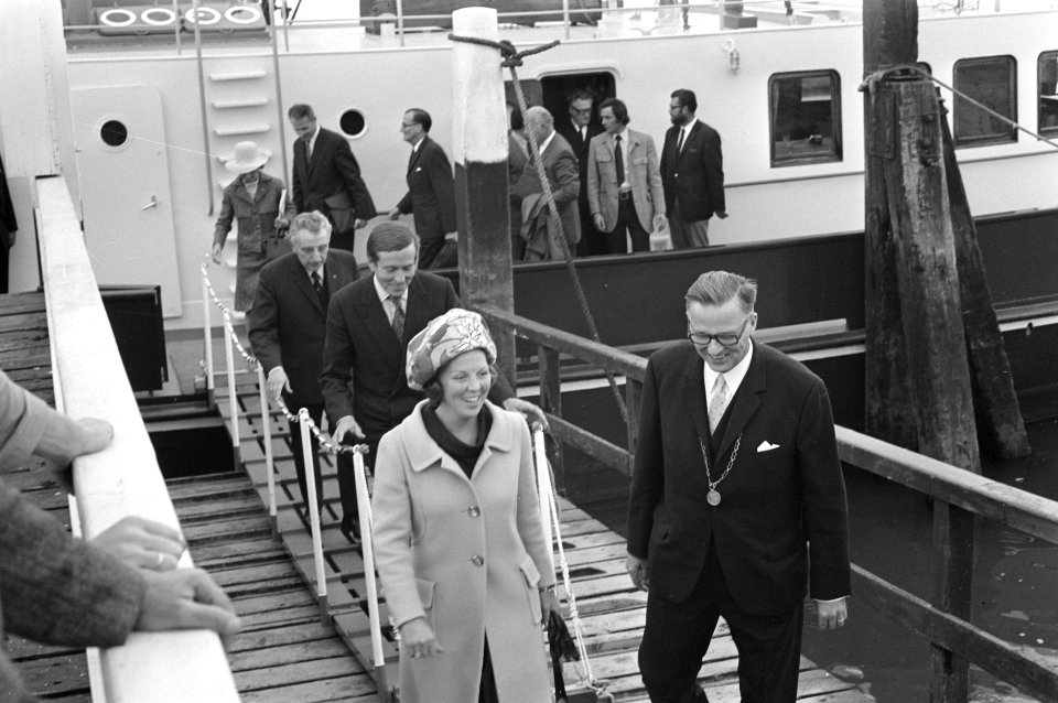 Beatrix en Claus brengen driedaags werkbezoek aan Zeeland vaartocht richting Oos, Bestanddeelnr 925-9129