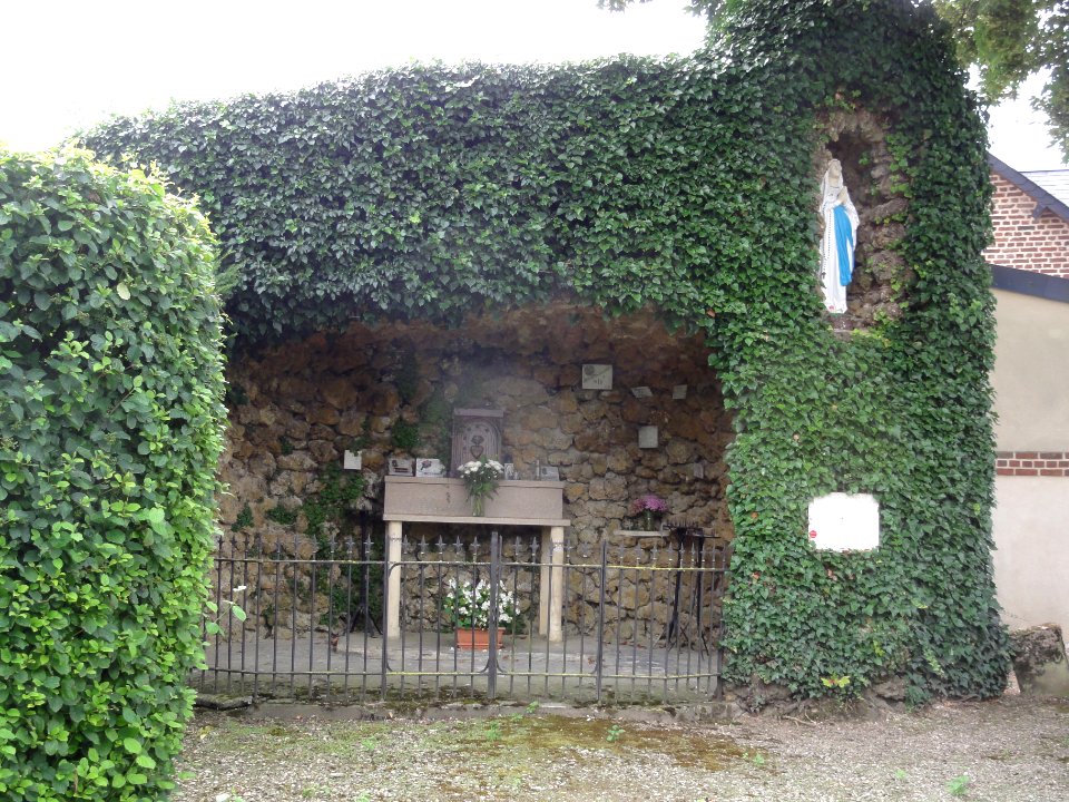 Beauvois-en-Vermandois (Aisne) grotte de Lourdes