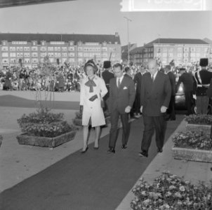 Beatrix en Claus en auto bij RAI, prinses Irene en Hugo Carlos bij RAI, Bestanddeelnr 918-8683