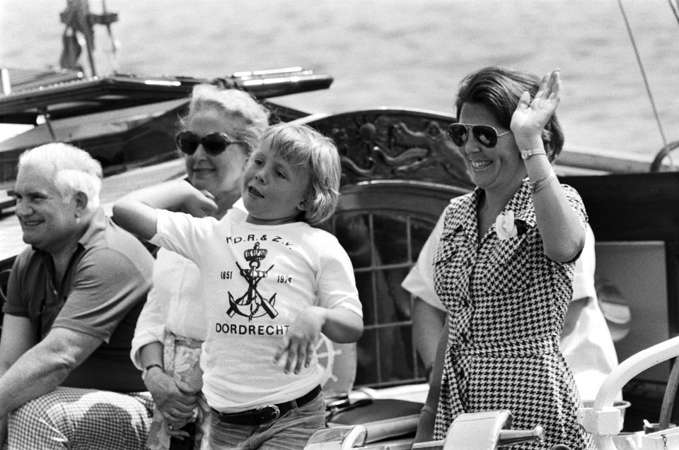 Beatrix, Claus en twee kinderen op Groene Draeck bij 125 jarig bestaan Dordrecht, Bestanddeelnr 928-6646