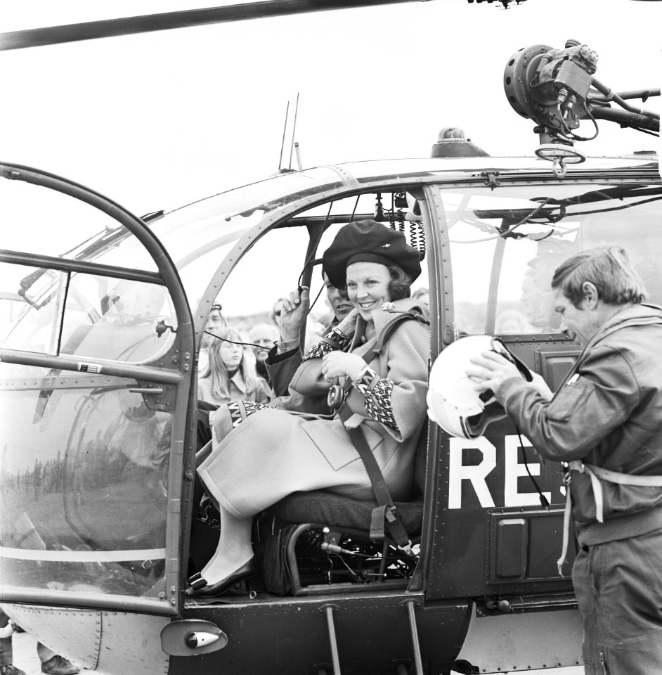 Beatrix en Claus bezoeken Friesland, Beatrix en Claus in helicopter naar Tersche, Bestanddeelnr 927-1765