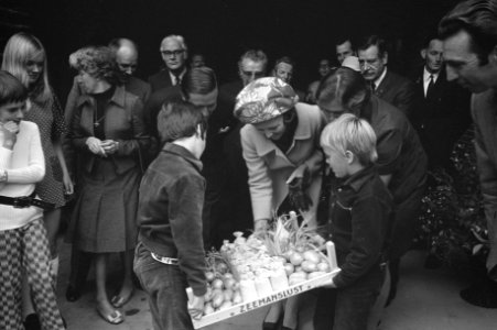 Beatrix en Claus brengen driedaags werkbezoek aan Zeeland werkbezoek aan landbou, Bestanddeelnr 925-9123