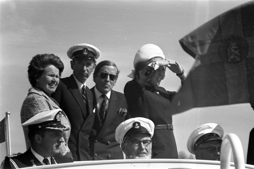 Beatrix en Claus bij vlootschouw te Loosdrecht, Bestanddeelnr 925-8201
