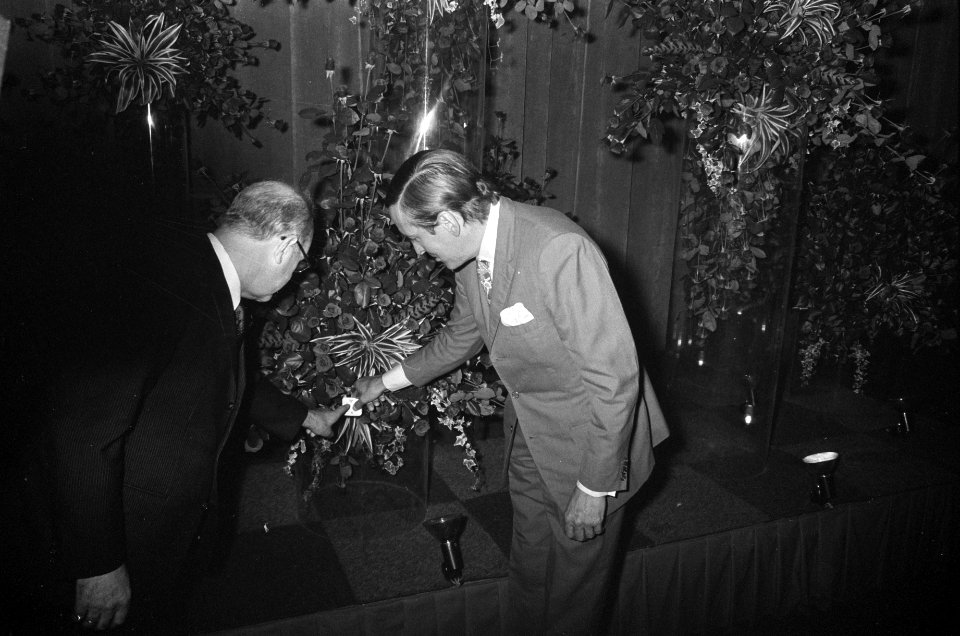 Beatrix en Claus openen Bloemenveilinggebouw te Aalsmeer, Bestanddeelnr 925-8780