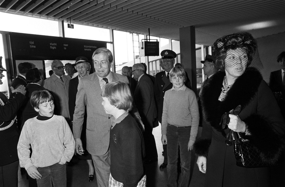 Beatrix en Claus op Schiphol, terug van Ned. Antillen, Constantijn, Claus, johan, Bestanddeelnr 931-1366