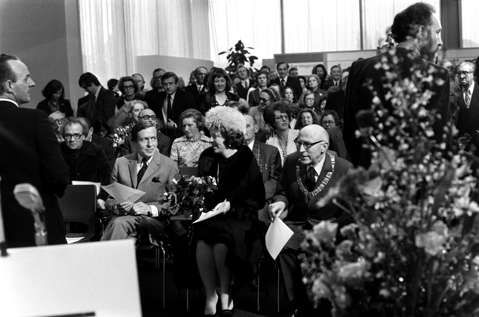 Beatrix en Claus ontvangen Groot Amsterdam boek van Jules Farber in Van Goghmu, Bestanddeelnr 927-8582